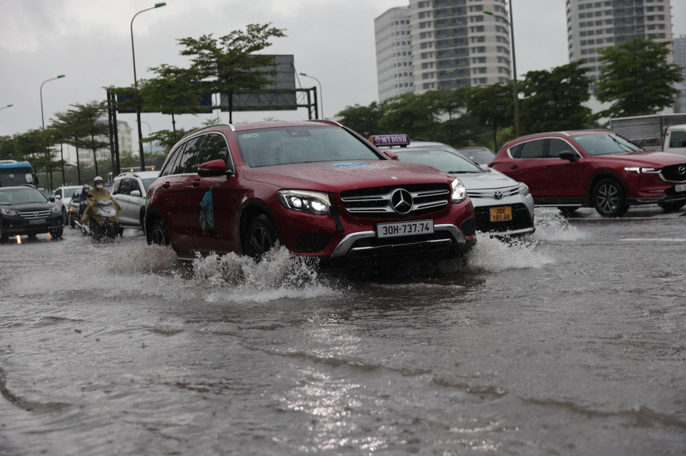 Giao thông trên đường Phạm Hùng gặp nhiều khó khăn do có ngập lớn. (Ảnh: Minh Sơn/Vietnam+)