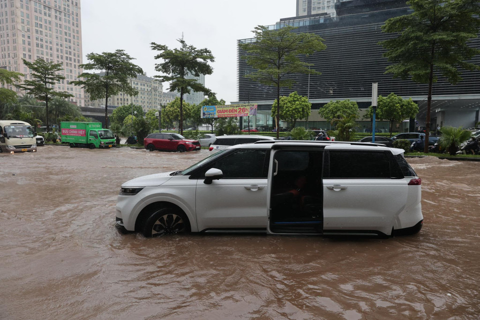Xe chết máy, hành khách trên chiếc ôtô cũng chấp nhận rời phương tiện. (Ảnh: Minh Sơn/Vietnam+)