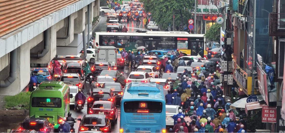 Ùn tắc xảy ra tại rất nhiều đường phố tại Thủ đô. (Ảnh: Hoàng Đạt/Vietnam+)