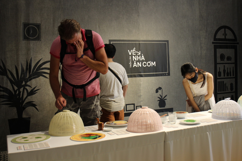 Triển lãm diễn ra tại không gian văn hóa 22 Hàng Buồm, quận Hoàn Kiếm (Hà Nội), được chia thành phòng khách và phòng bếp. (Ảnh: Minh Anh/Vietnam+)