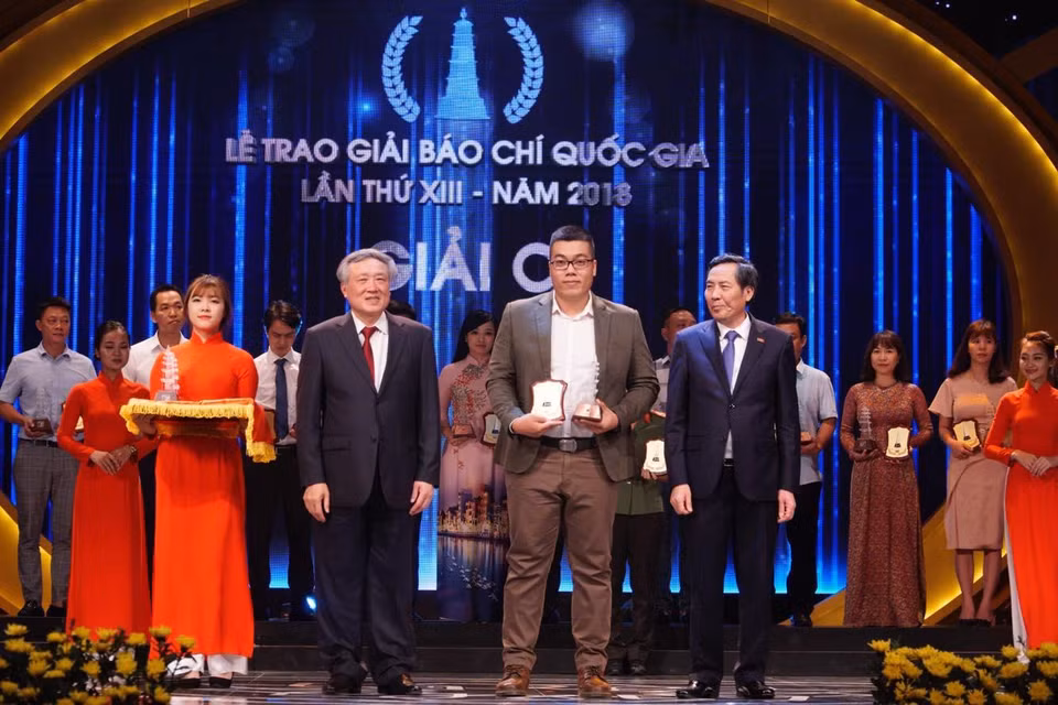 Đại diện Báo Điện tử VietnamPlus nhận giải C với tác phẩm 'Ký sự đường sắt Bắc Nam.' (Ảnh Minh Hiếu/Vietnam+)
