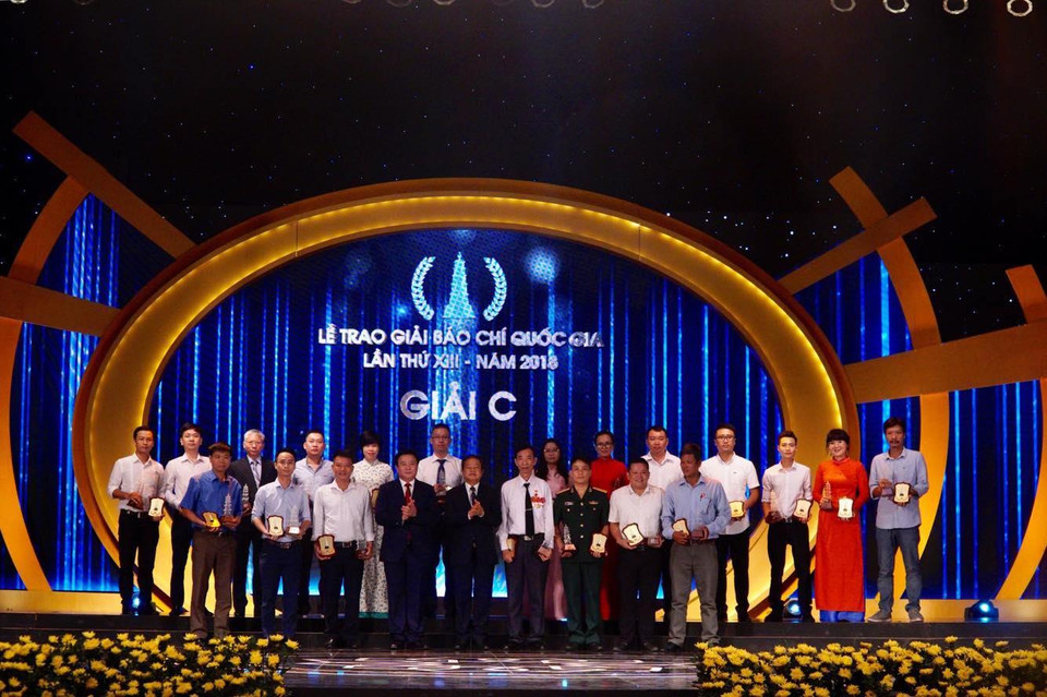 Các tác giả, đại diện nhóm tác giả nhận giải C Giải Báo chí Quốc gia lần thứ 13 - năm 2018. (Ảnh: Nguyễn Hoàng/Vietnam+)