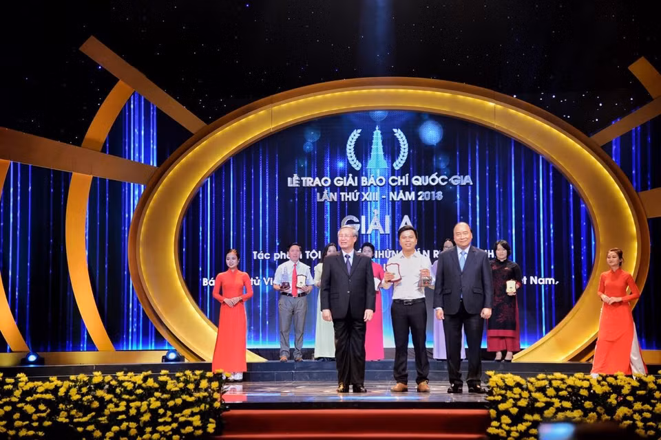 Phóng viên Võ Mạnh Hùng (Báo Điện tử VietnamPlus) nhận giải A với tác phẩm 'Tội ác dưới những tán rừng xanh… Cửa đóng nhưng ruột vẫn rỗng.' (Ảnh: Minh Hiếu/Vietnam+)
