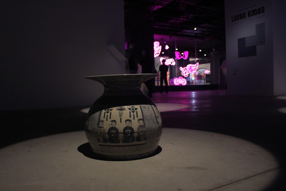 Chiêm ngưỡng đời sống tâm linh từ ngàn xưa của người Việt tại triển lãm, đặc biệt là trong không gian triển lãm hiện đại, sẽ mang đến cảm giác thú vị cho người xem, xóa đi rào cản về không gian và thời gian. (Ảnh: Minh Anh/Vietnam+)