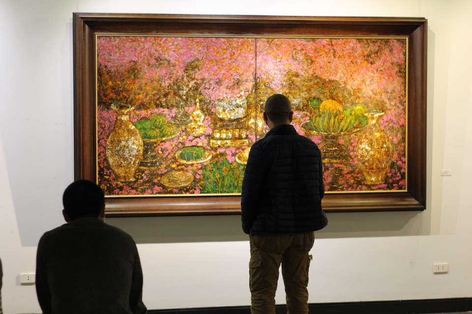 Ở ''Nối... tiếp,'' chủ đề của họa sỹ đã đi rộng và sâu hơn vào quá trình hành lễ của vùng đồng bằng Bắc Bộ nói riêng và miền Bắc nói chung, thể hiện nét văn hóa thờ cúng tổ tiên, thờ Phật trong cuộc sống thường ngày quanh mình, chứa đựng trong đó đầy tình cảm nhưng cũng không kém phần tôn kính trang nghiêm. (Ảnh: Minh Anh/Vietnam+)