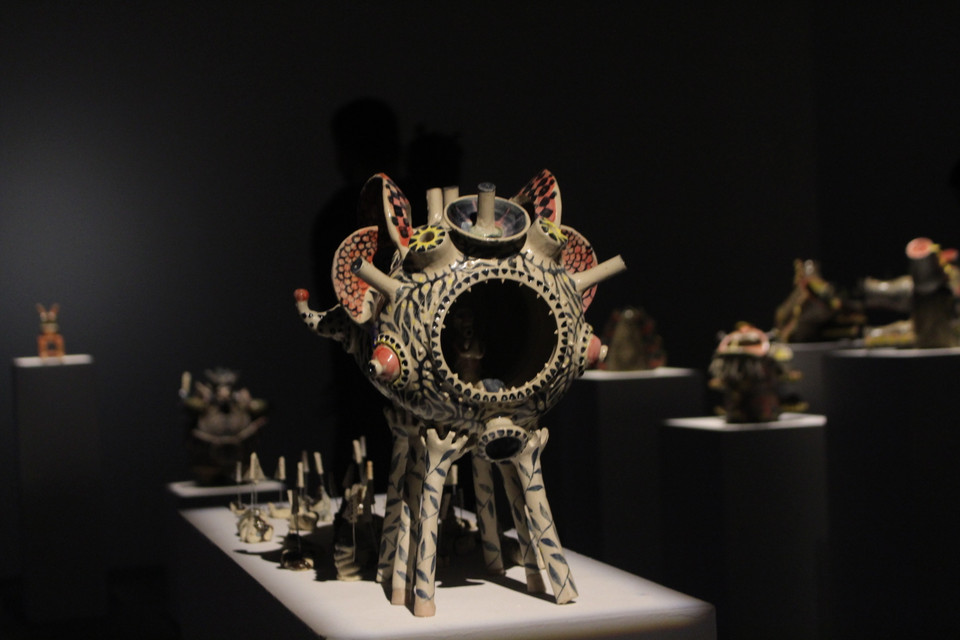 Nếu Trịnh Vũ Hiếu chọn thể hiện sự 'va chạm' giữa gốm và tranh dân gian, thì Bùi Quốc Khánh lại chọn để cho gốm 'va chạm' với tò he - món quà thiếu nhi được người nghệ sỹ đặt mọi tâm huyết vào những thao tác nhào nặn, tạo hình. (Ảnh: Minh Anh/Vietnam+)