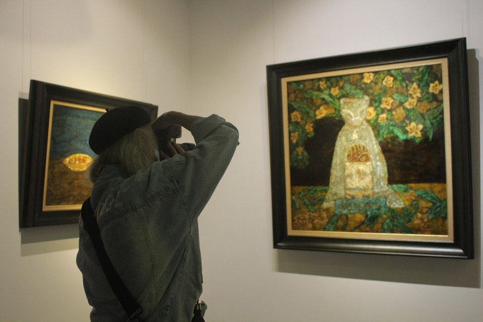 Rộng hơn, chủ đề bao trùm trong mọi sáng tác của Nguyễn Tiến Ngọc là cuộc sống dung dị quanh mình. Ở đó, yếu tố văn hóa truyền thống đặc biệt hấp dẫn họa sỹ. (Ảnh: Minh Anh/Vietnam+)