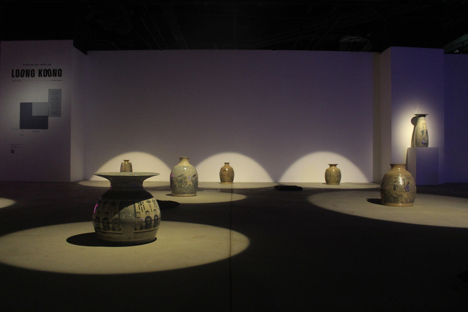 Từ đam mê dành cho chất liệu gốm, Trịnh Vũ Hiếu và Bùi Quốc Khánh đã chọn “Loong koong” - lối viết cách điệu của âm thanh khi các mảnh gốm va vào nhau - làm tên cho cuộc triển lãm chung của họ. (Ảnh: Minh Anh/Vietnam+)