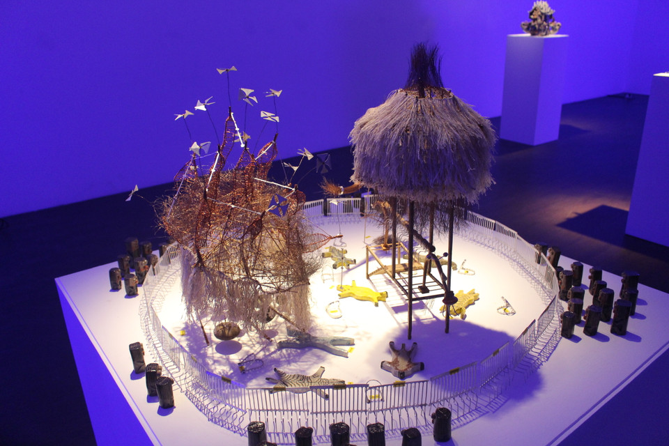 Nhiều tác phẩm của anh có sự kết hợp tương hỗ giữa gốm và ánh sáng đèn led. Có khi còn có cả dây đồng, vải, tre, sỏi để tạo nên ‘Thượng tầng’ (tên tác phẩm trong hình). (Ảnh: Minh Anh/Vietnam+)