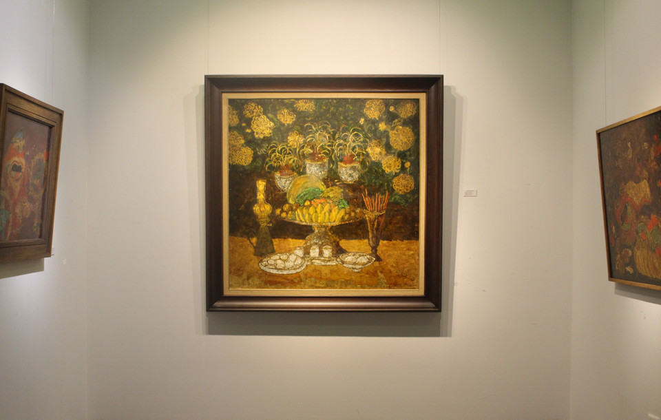 Theo nhà văn, họa sỹ Nguyễn Trương Quý, yếu tố thách thức nhất khi vẽ hình tượng đồ thờ dân gian hay các đồ vật tín ngưỡng truyền thống có lẽ là tìm bố cục, bởi những không gian thờ cúng thường mang nặng tính đối xứng. Bản thân chất liệu sơn mài cũng dễ lôi kéo người họa sỹ vào trau chuốt, tỉ mỉ và mịn màng. (Ảnh: Minh Anh/Vietnam+)