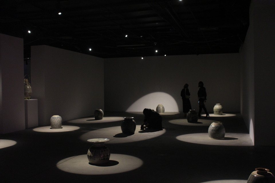 ''Loong koong'' đang diễn ra tại Trung tâm nghệ thuật đương đại VCCA (Vincom Mega Mall Royal City, 72A Nguyễn Trãi, Thanh Xuân, Hà Nội). Triển lãm mở cửa kể từ tối ngày 8/12 và kéo dài đến hết ngày 15/2/2022. (Ảnh: Minh Anh/Vietnam+)