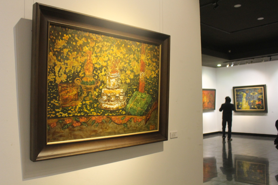 Qua những đồ thờ đơn sơ trong dân gian như như bát hương, đèn dầu, nén hương... người xem được gọi nhớ về những lời khấn cầu - minh chứng thể hiện niềm tin về hạnh phúc của con người trong thái độ cung kính, khoan thai. (Ảnh: Minh Anh/Vietnam+)