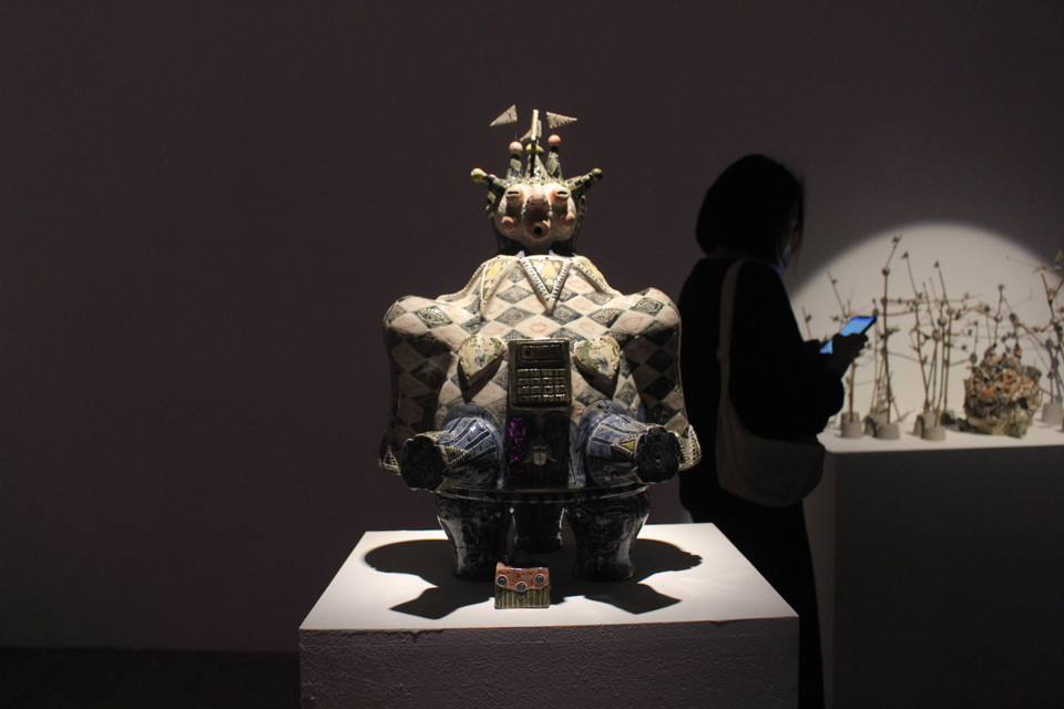 Với đề tài ấy, mỗi tác phẩm gốm gốm mà Bùi Quốc Khánh mang đến đều mang một có phần kỳ cục, có phần ngộ nghĩnh với những cá tính và bối cảnh riêng, gợi mở cho khách tham quan có những diễn giải cho riêng mình. (Ảnh: Minh Anh/Vietnam+)