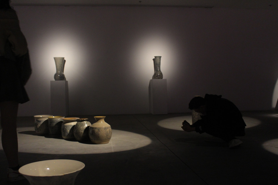 'Tôi mong rằng đã là người Việt, chúng ta hãy chú tâm, để mắt tới văn hóa truyền thống để có thể sống cùng, để yêu và khai thác những gì mình sẵn có,' tác giả Trịnh Vũ Hiếu chia sẻ. (Ảnh: Minh Anh/Vietnam+)