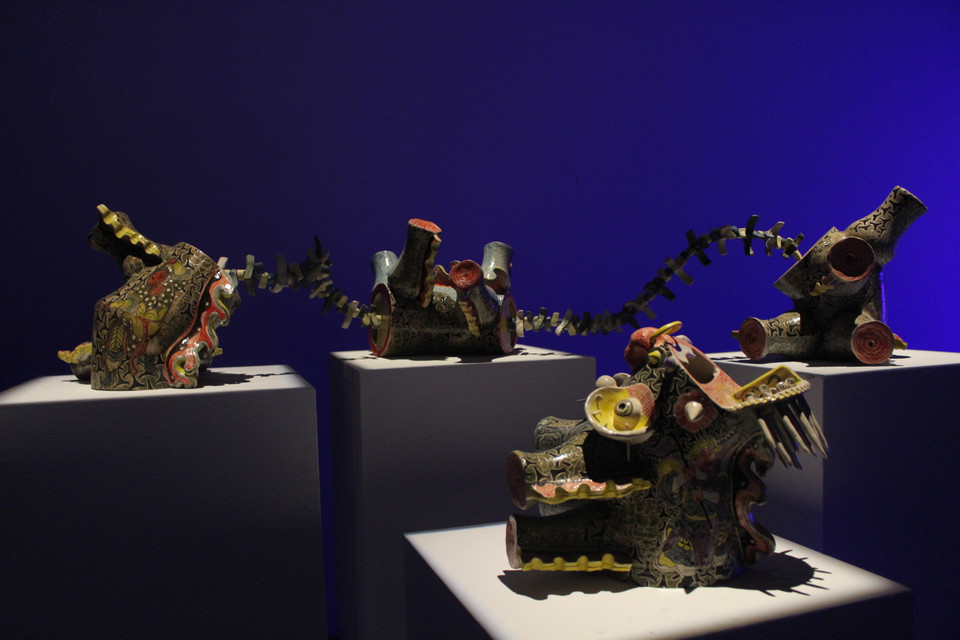 Bằng những phong cách thể hiện và diễn giải tại triển lãm ‘Loong koong,' các chất liệu truyền thống tại đây liên tục 'va' vào nhau nhưng không gây mâu thuẫn mà ngược lại - trở thành những sự kết hợp, hòa quyện thú vị. (Ảnh: Minh Anh/Vietnam+)