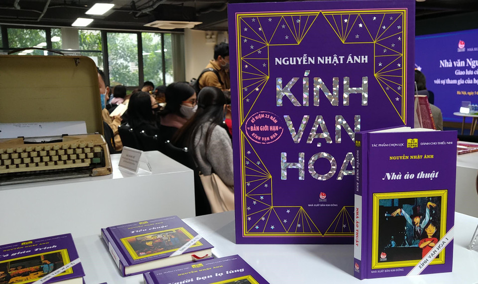 Điểm đặc biệt của bộ sách là Tập 1-"Nhà ảo thuật" có chữ ký viết tay trực tiếp của nhà văn Nguyễn Nhật Ánh dành tặng độc giả hâm mộ. (Ảnh: Minh Thu/Vietnam+)