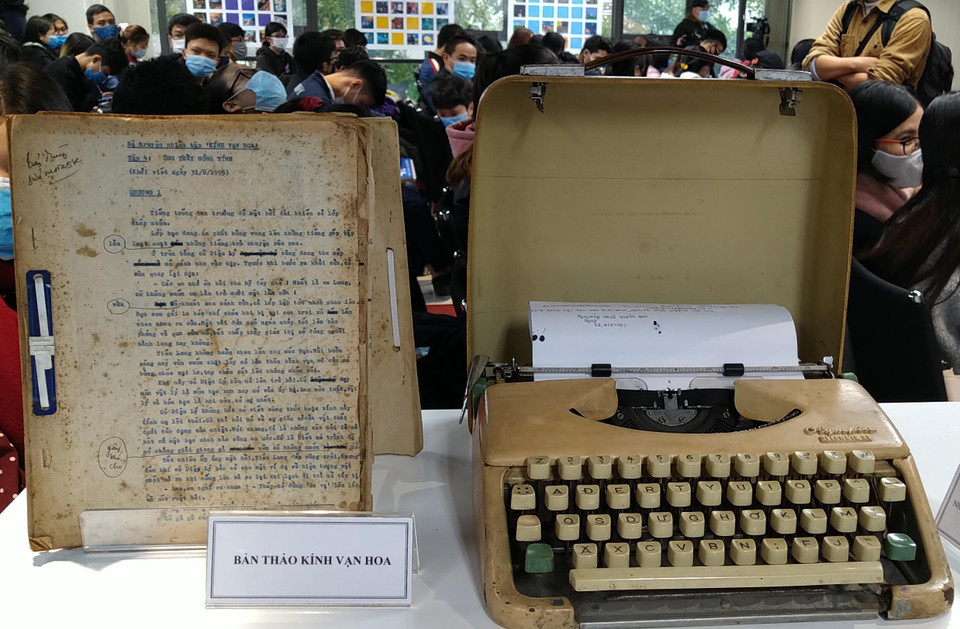 Chiếc máy chữ và bản thảo của "Kính vạn hoa" năm 1995. Nhà văn mất 7 năm để hoàn thành bộ truyện. Do đó, rất nhiều bạn đọc đã lớn lên cùng tác phẩm. (Ảnh: Minh Thu/Vietnam+)