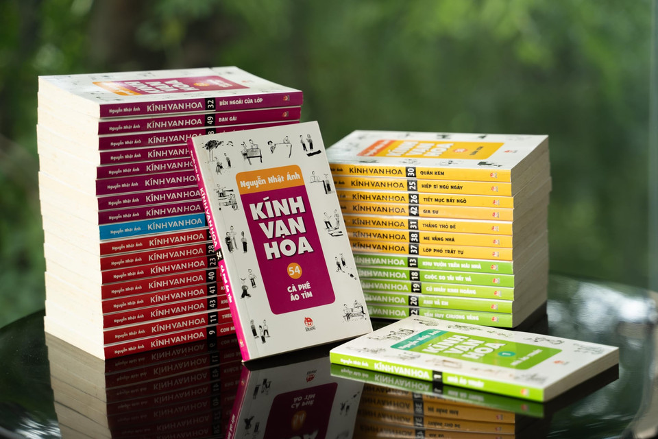 Trong phiên bản 54 tập ra mắt năm 2012, mỗi tập được gắn một trong 5 màu sắc, mỗi màu thể hiện một chủ đề trong “Kính vạn hoa” bao gồm: Trường lớp-bạn bè, tình cảm gia đình-xã hội, rung động tuổi mới lớn, trinh thám-phiêu lưu và tập đặc biệt. Theo nhà văn Nguyễn Nhật Ánh, việc phân chia như vậy sẽ khiến độc giả có thể dễ dàng lựa chọn chủ đề mình yêu thích. (Ảnh: Minh Thu/Vietnam+)