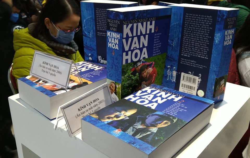 Bộ truyện "Kính vạn hoa" có ý nghĩa đặc biệt, khơi một luồng gió mới cho nền văn học thiếu nhi Việt Nam thời kỳ đổi mới, mang đến một món ăn tinh thần lý thú bổ ích, giúp em các thêm yêu các tác phẩm văn học trong nước. (Ảnh: Minh Thu/Vietnam+)