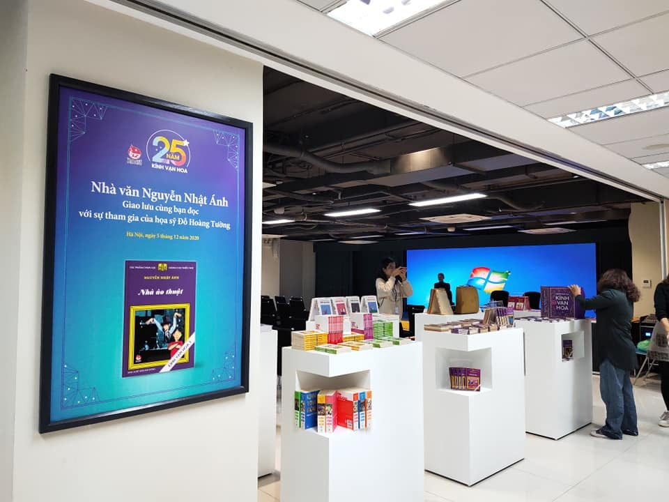 "Kính vạn hoa" là bộ truyện gắn liền với tên tuổi của nhà văn Nguyễn Nhật Ánh. Bộ sách là sự hợp tác dài hơi, bền bỉ, với nhiều tâm huyết của nhà văn Nguyễn Nhật Ánh và Nhà xuất bản Kim Đồng. (Ảnh: Minh Thu/Vietnam+)