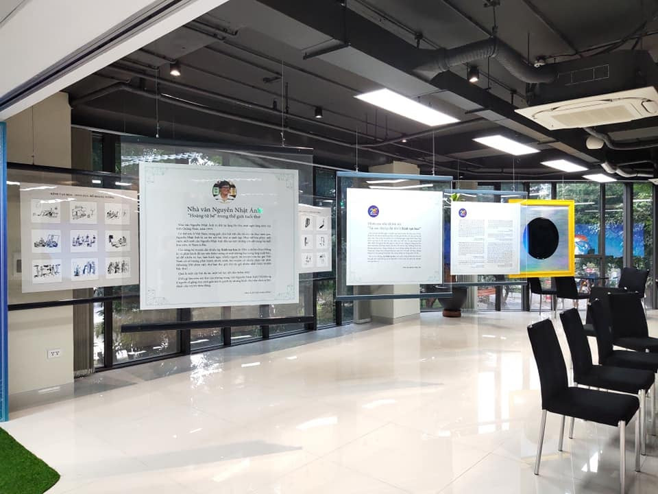 Một góc triển lãm sách và minh họa trong bộ truyện của tác giả Nguyễn Nhật Ánh. Bộ sách đã chinh phục nhiều thế hệ bạn đọc và vẫn tiếp tục khẳng định sức sống qua năm tháng, với niềm yêu mến nhà văn Nguyễn Nhật Ánh của đông đảo bạn đọc nhiều lứa tuổi. (Ảnh: Minh Thu/Vietnam+)