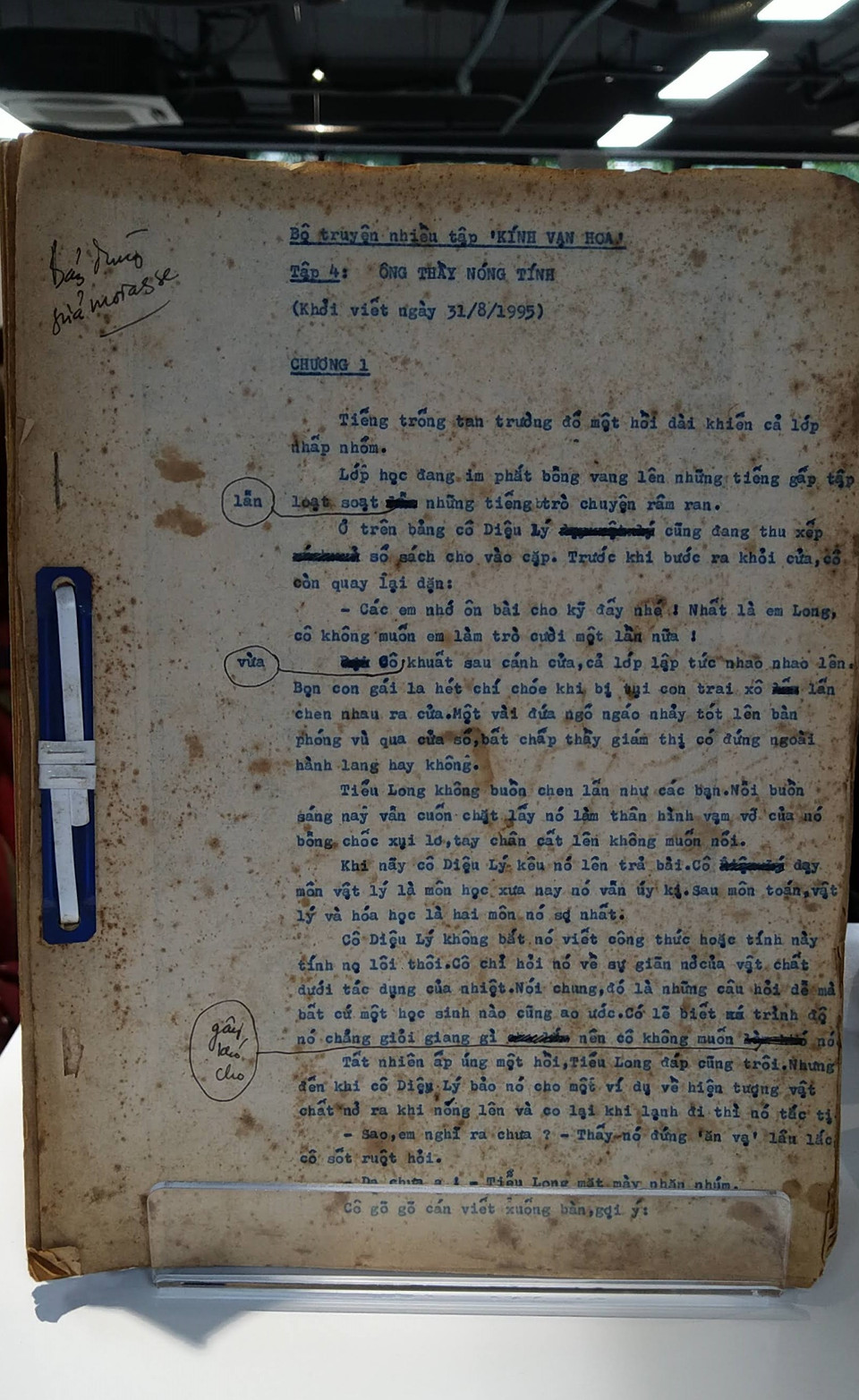 Cận cảnh bản thảo đầu tiên. Bộ sách ra mắt tập đầu tiên năm 1995, ra đều đặn trong suốt 7 năm cho tới khi tạm kết thúc ở tập thứ 45 vào năm 2002. Khi bộ sách dừng lại ở tập 45, độc giả bày tỏ sự tiếc nuối và hụt hẫng, đến mức Nhà xuất bản Kim Đồng phải in thêm một tập “Còn chút gì để nhớ,” tập hợp ý kiến, nhận xét, thơ, tranh vẽ của độc giả để “xoa dịu” cơn khát "Kính vạn hoa." (Ảnh: Minh Thu/Vietnam+)
