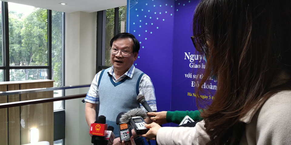 Nhà văn Nguyễn Nhật Ánh lý giải tên của bộ truyện: "Kính vạn hoa là một đồ chơi của trẻ em. Hằng hà bông hoa lần lượt xuất hiện dưới tay mình, chỉ sau mỗi cái lắc nhẹ. Những cánh hoa không ngừng thay dáng, những sắc hoa không ngừng đổi màu, có tới hàng vạn, hàng triệu những bông hoa như thế, và tuyệt vời thay, không bông hoa nào giống bông hoa nào trong hàng vạn hàng triệu cái kia. Tôi ao ước những tập 'Kính vạn hoa' của mình cũng sẽ đem lại cho các độc giả nhỏ tuổi điều gì na ná như thế. Cứ lắc một cái, một câu chuyện mới lại hiện ra." (Ảnh: Minh Thu/Vietnam+)