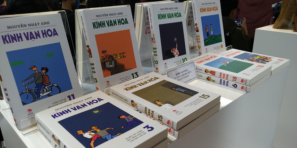 Trong 25 năm qua, không kể số lần tái bản, chỉ tính riêng số lần “biến hóa” trong hình thức mới với minh họa mới, Kính Vạn Hoa đã có tới 7 phiên bản khác nhau: Bộ 45 tập (từ 1995-2002), bộ 3 tập (2003), bộ 5 tập (2006), bộ 6 tập (2010), bộ 9 tập (2010), bộ 54 tập (2012), bộ 18 tập (2016). (Ảnh: Minh Thu/Vietnam+)