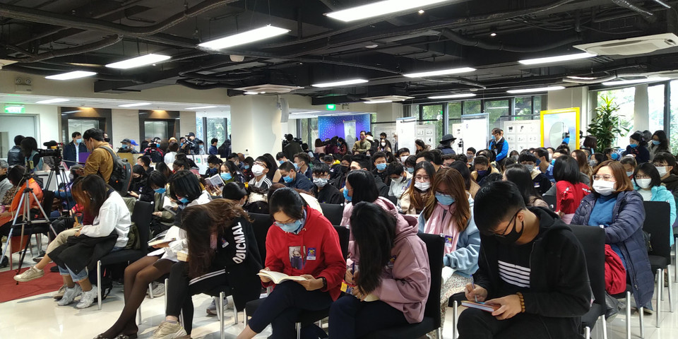 Dù thời tiết giá lạnh, rất nhiều bạn đọc đã đến tham dự chương trình. Ở thời điểm ra mắt, "Kính vạn hoa" đã tạo nên hiện tượng có một không hai trong làng xuất bản, xô đổ nhiều kỷ lục, làm kinh ngạc nhiều người: Bộ truyện của tác giả Việt Nam nhiều tập nhất, tái bản nhanh nhất, có số lượng phát hành nhiều nhất, có nhiều nhân vật nhất (khoảng 200 nhân vật), thư bạn đọc gửi cho tác giả nhiều nhất (trên 10.000 bức thư). (Ảnh: Minh Thu/Vietnam+)