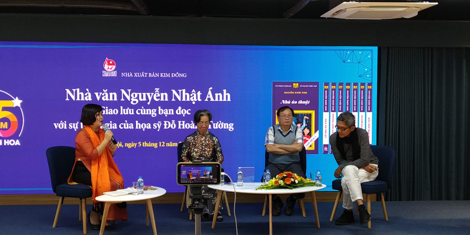 Tại sự kiện, nhà văn Lê Phương Liên nhận xét: “Đọc Nguyễn Nhật Ánh, người ta ngỡ ngàng nhận ra rằng hóa ra các em không chỉ thích truyện phiêu lưu trinh thám, không chỉ thích đấm đá và các trò ma quái, các em còn thích được tâm sự, được giãi bày và cao hơn, khẩn thiết hơn hết là các em thích có bạn, càng nhiều bạn càng tốt để tâm sự, để cho và nhận tình cảm của nhau.” (Ảnh: Minh Thu/Vietnam+)