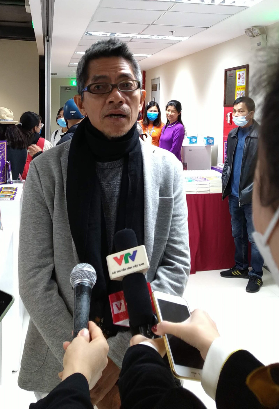 Họa sỹ Đỗ Hoàng Tường là người bạn, người đồng hương của nhà văn Nguyễn Nhật Ánh. Đây là lần đầu tiên họ cùng song hành ký tặng sách cho độc giả. Họa sỹ cho biết, ngoài tình cảm, ông còn nhận lời vẽ minh họa bởi Nguyễn Nhật Ánh là người kể chuyện duyên dáng. (Ảnh: Minh Thu/Vietnam+)