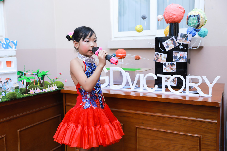 Học sinh lớp 2A2 giới thiệu về mô hình Ngôi trường vũ trụ, nơi học tập của những học sinh yêu thích lĩnh vực thiên văn học. Những ý tưởng trường độc đáo của các em học sinh Hệ thống giáo dục CGD Victory (Hà Nội) đã thực sự thu hút người xem. (Ảnh: PV/Vietnam+)