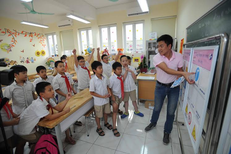 Ngay sau màn giới thiệu mang nặng tính lý thuyết và đơn điệu, các học sinh lập tức trở nên hào hứng khi được chơi trò chơi với các biển báo giao thông. (Ảnh: CTV/Vietnam+)