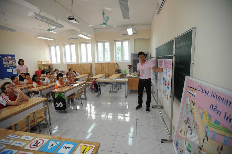 Các em được các nhân viên của Công ty Nissan techno hướng dẫn về ý nghĩa của các biển báo giao thông. (Ảnh: CTV/Vietnam+)