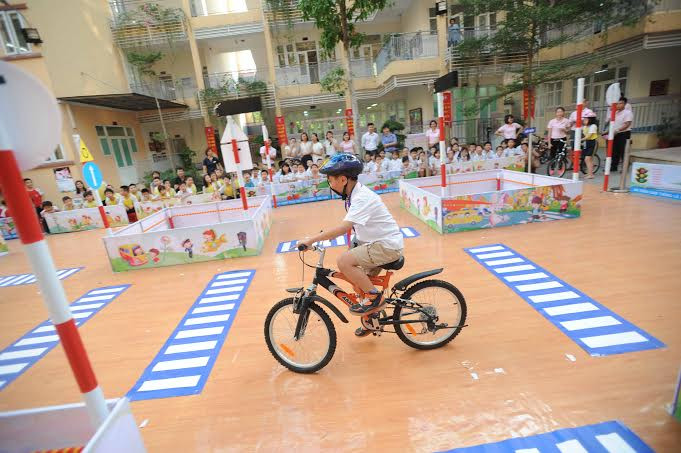 Học sinh trường Tiểu học Công nghệ Giáo dục Hà Nội học đi xe đạp an toàn trên mô hình tại sân trường. (Ảnh: CTV/Vietnam+)