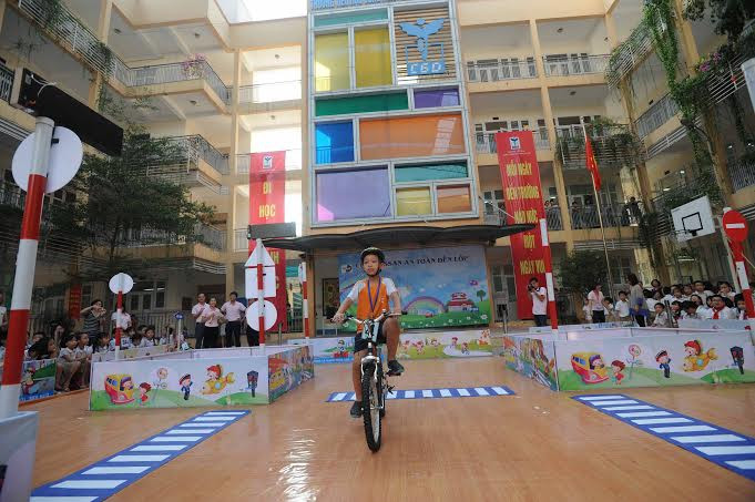 Các em học sinh được thực hành đi xe đạp an toàn ngay tại sân trường. (Ảnh: CTV/Vietnam+)
