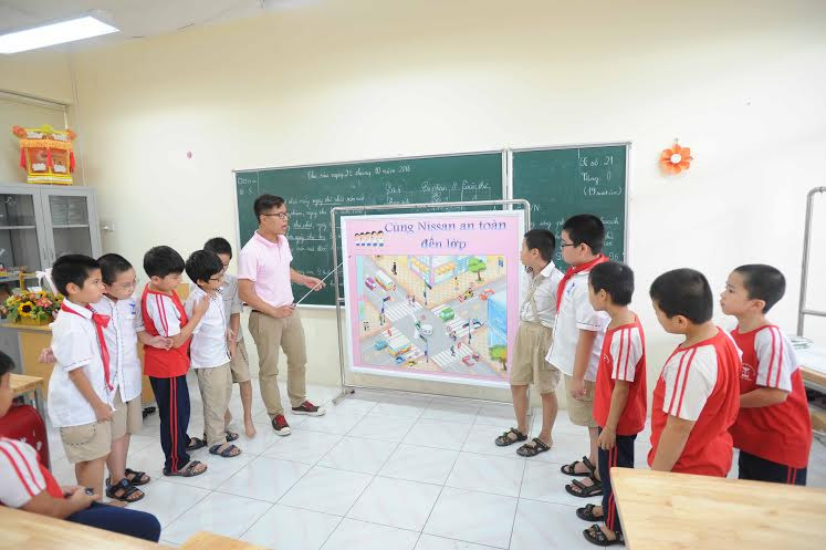 Thông qua các trò chơi, các em dễ nhớ hơn ý nghĩa các biển báo cũng như dễ hiểu hơn về cách tham gia giao thông đúng luật, an toàn. (Ảnh: CTV/Vietnam+)