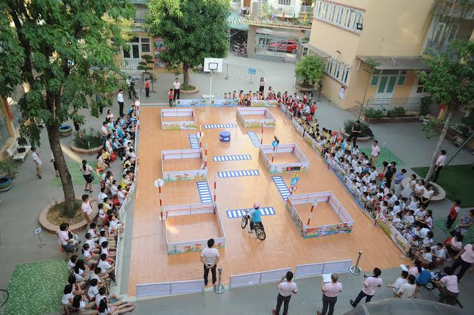 Cả sân trường được thiết kế thành một mạng lưới giao thông mô phỏng để các em học sinh ứng dụng các bài vừa học. (Ảnh: CTV/Vietnam+)