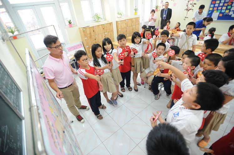 Tỏ ra rất thích thú với buổi học đặc biệt này, các em học sinh cho biết các em đã nhớ và hiểu hơn về các biển báo cũng như ý nghĩa của việc tham gia giao thông an toàn. (Ảnh: CTV/Vietnam+)