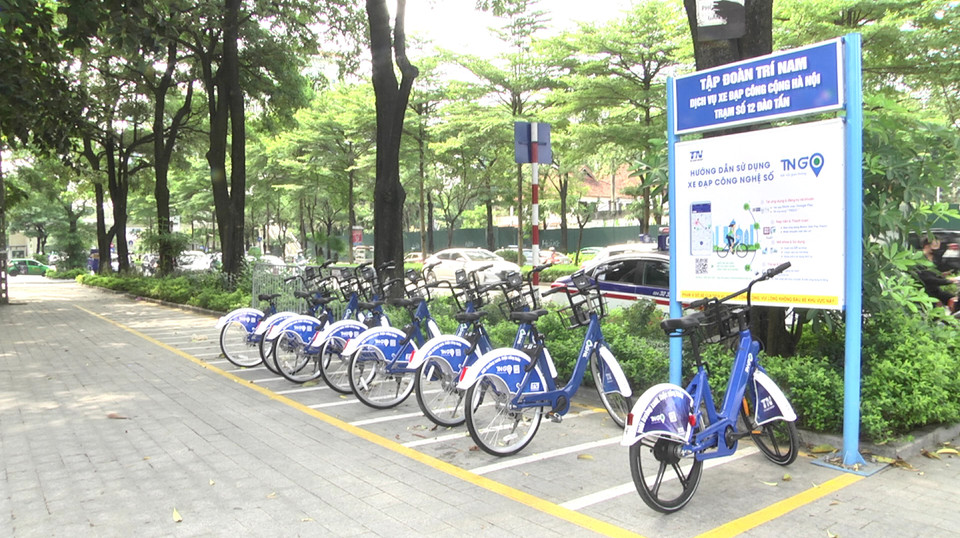 Tại Thủ đô Hà Nội, dịch vụ xe đạp công cộng của Tập đoàn Trí Nam vừa được triển khai thử nghiệm. Với chi phí 5.000 đồng thuê xe trong 30 phút, người dân có thể thanh toán qua các ví điện tử nhanh, gọn và tiện lợi. (Ảnh: PV/Vietnam+)