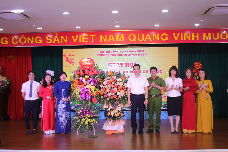 Tại sự kiện, đại diện quận Hoàn Kiếm cũng khẳng định vai trò của quận và các phường cũng như mỗi đơn vị như trường Trung học Cơ sở Ngô Sĩ Liên trong công tác bảo vệ an ninh Tổ quốc. (Ảnh: Minh Anh/Vietnam+)