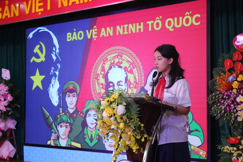 Đại diện học sinh nhà trường, em Phan Trần Kim Anh (học sinh khối 9) khẳng định có nhiều bài học về tình yêu Tổ quốc cũng như ý thức trách nhiệm với an ninh đất nước, ví dụ văn bản “Hịch tướng sỹ” trong môn Ngữ Văn về truyền thống đấu tranh, đánh giặc ngoại xâm; những bằng chứng pháp lý cho thấy quần đảo Hoàng Sa, Trường Sa là của Việt Nam trong môn Địa lý; những kiến thức về luật pháp, đạo đức xã hội Việt Nam được truyền tải qua môn Giáo dục Công dân… (Ảnh: Minh Anh/Vietnam+)