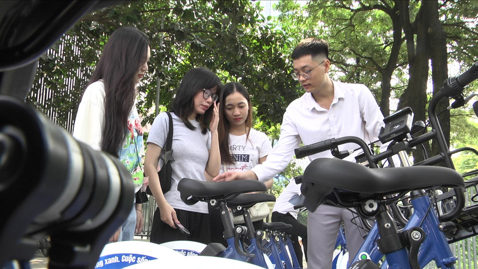 Kích thước chung của xe có thể gây khó sử dụng cho người có chiều cao dưới 1m60. (Ảnh: PV/Vietnam+)