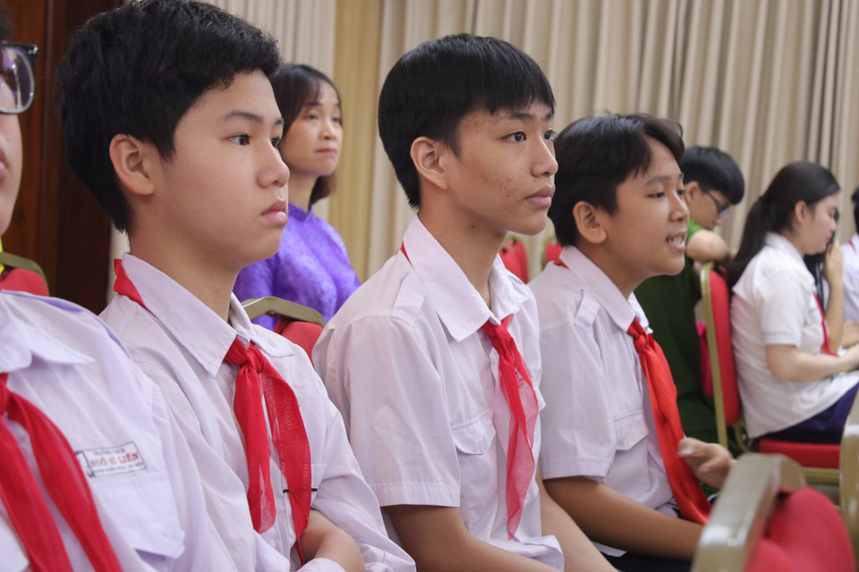 Một điểm nhấn trong tham luận của các cán bộ nhà trường là đảm bảo tạo cả môi trường an toàn trên mạng, nâng cao nhận thức cho học sinh, nhằm phòng chống và kịp thời xử lý các vấn đề liên quan, trong đó có cả vấn đề ngăn chặn bắt nạt trên mạng cho các em. (Ảnh: Minh Anh/Vietnam+)