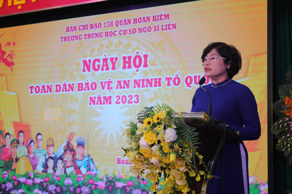 Hiệu trưởng nhà trường - bà Phạm Thu Hà khẳng định trong lịch sử dựng nước và giữ nước, cha ông ta đã luôn dựa vào nhân dân, phát huy sức mạnh, trí lực cũng như sự đoàn kết toàn dân. (Ảnh: Minh Anh/Vietnam+)