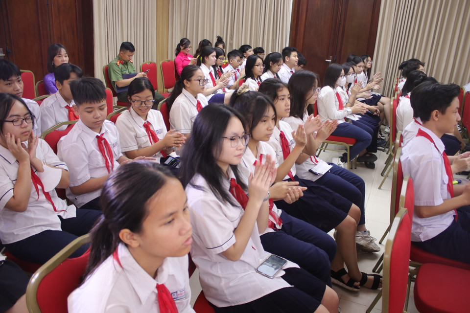 Cùng với sự dạy dỗ và định hướng từ nhà trường, mỗi học sinh cũng cần tự trang bị những kiến thức cần thiết để có thái độ đúng đắn, trách nhiệm với việc bảo vệ an ninh Tổ quốc, góp sức xây dựng đất nước vững mạnh. (Ảnh: Minh Anh/Vietnam+)