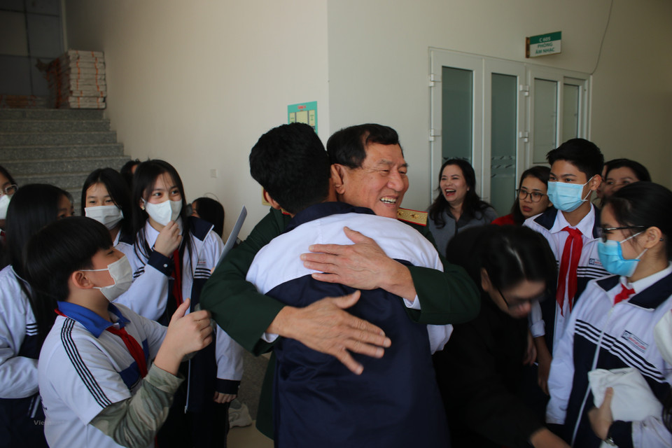 Đến nay, thầy và trò trường Trung học Cơ sở Ngô Sĩ Liên đã thực hiện nhiều hoạt động ngoại khóa hữu ích như tham quan nhiều di tích lịch sử, trong đó có Nhà tù Hỏa Lò, hay giao lưu với nhân chứng lịch sử như Trung tướng Phạm Tuân nhân dịp kỷ niệm 50 năm chiến thắng Hà Nội-Điện Biên Phủ trên không (1972-2022)… (Ảnh tư liệu: Minh Anh/Vietnam+)
