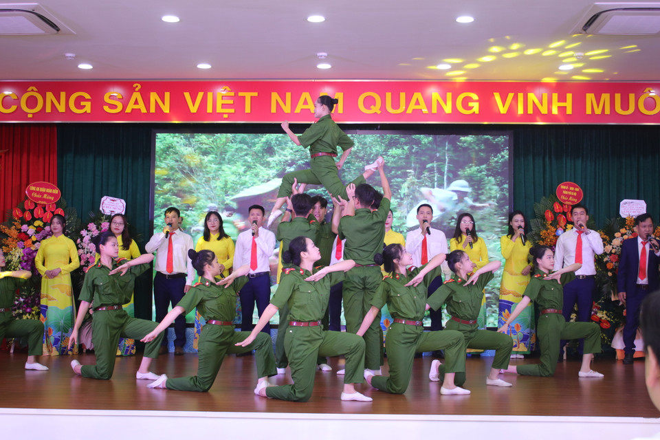 Sáng 18/8, thầy và trò trường Trung học Cơ sở Ngô Sĩ Liên (quận Hoàn Kiến, Hà Nội) đã tổ chức hoạt động về Ngày hội Toàn dân bảo vệ an ninh Tổ quốc năm 2023. (Ảnh: Minh Anh/Vietnam+)