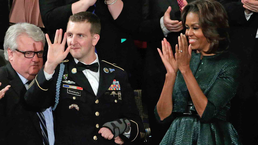 Sĩ quan Cory Remsburg vẫy tay với đám đông sau khi tổng thống Obama khen ngợi anh trong bài diễn văn (Ảnh: Getty Images)