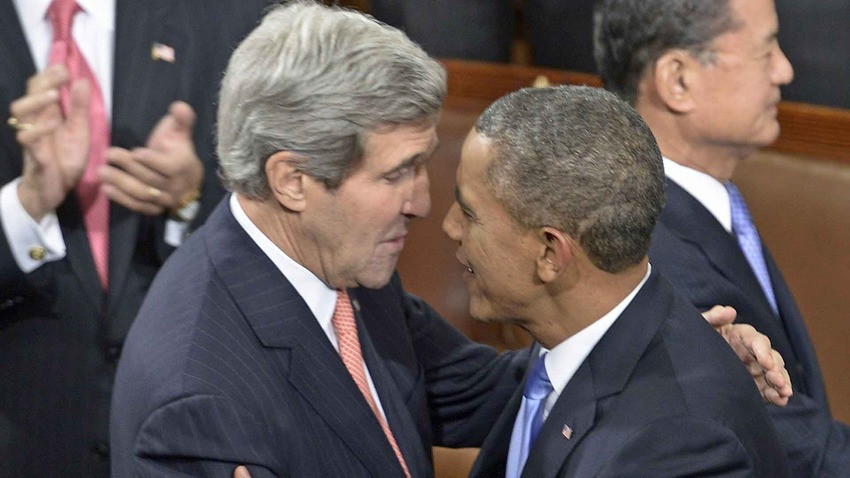 Tổng thống Obama chào Ngoại trưởng John Kerry (Ảnh: Getty Images)